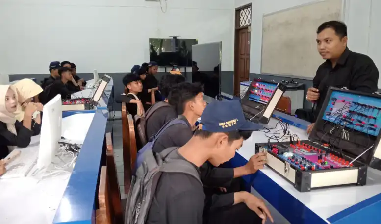 Siswa SMP Minati Jurusan Elektro SMK Muda Genteng