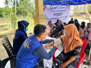 EMT-MDMC Unismuh Makassar Layani Penyintas Banjir di Desa Teluk Kepayang Aceh Tamiang