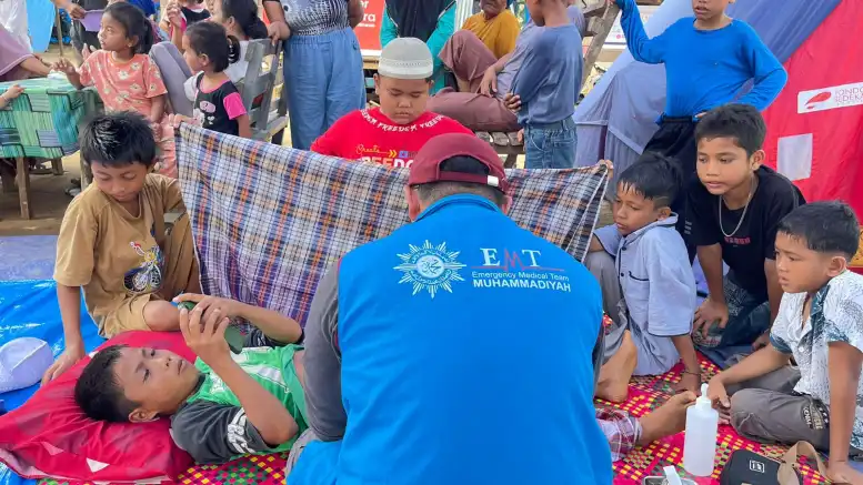 EMT Muhammadiyah Jateng Layani Khitan Anak Korban Bencana di Batang Toru