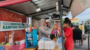 Peserta English Camp SD Musix Uji Keberanian Berbahasa Inggris di Pasar Senja Pare Kediri