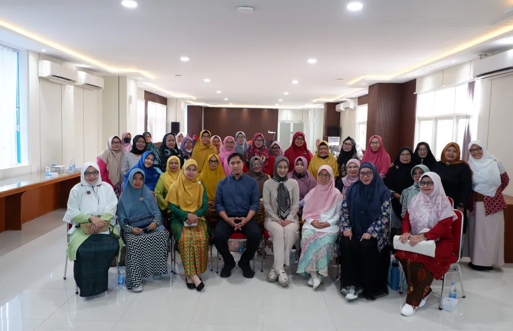 Hari Ibu, RS Siti Khodijah Edukasi PCA Aisyiyah Sepanjang Atasi Nyeri Lutut dan TKR