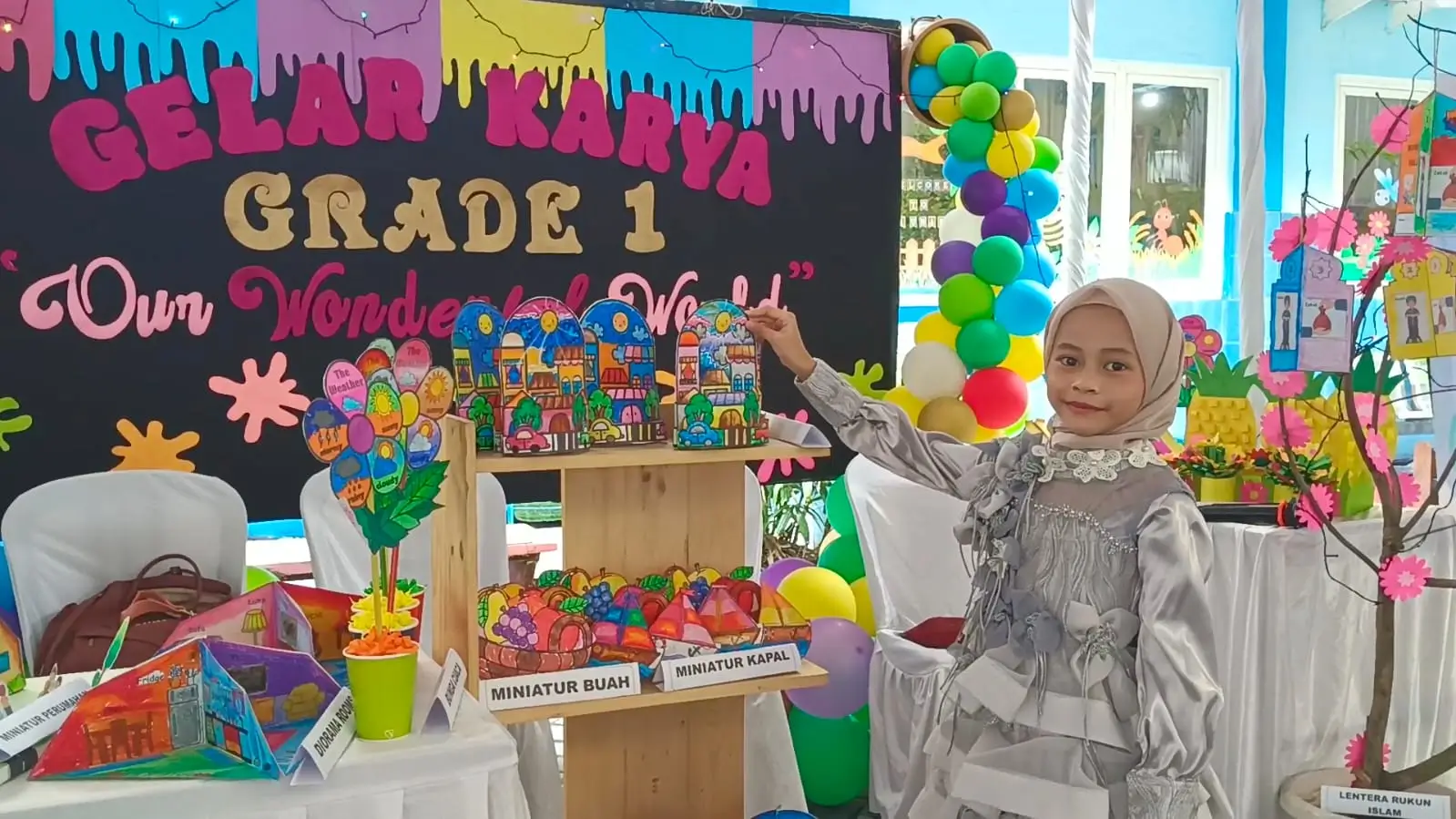 SD Sakri: Karya Bahan Daur Ulang pada Momen Penerimaan Rapor