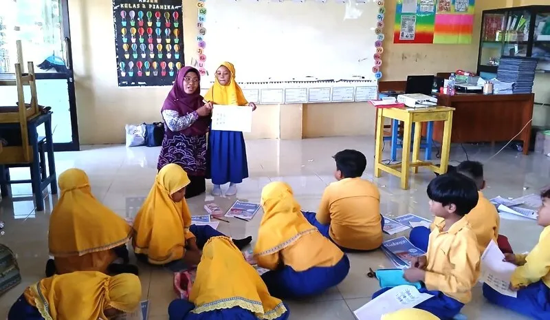 Siswa Sekolah Kreatif Menganti Belajar Bijak Menggunakan Gadget dan AI lewat Game Labirin Robot