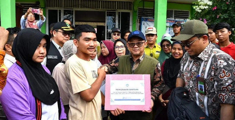 Mendikdasmen Salurkan Bantuan ke Tujuh Sekolah Terdampak Banjir di Sumbar