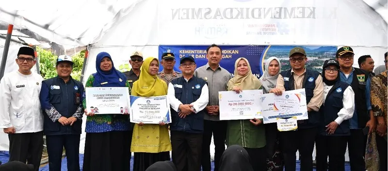 Mendikdasmen Serahkan Bantuan Rp5,7 Miliar untuk Pemulihan Pendidikan di Sumatra Barat