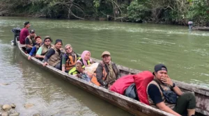 Terjang Arus Deras Sungai Besitang, Relawan Umsura Dirikan Pos Kesehatan di Wilayah Terisolir