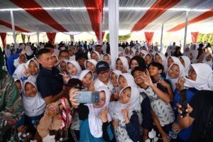 Bersama Mendikdasmen, Ratusan Murid Garut Deklarasikan Gerakan Rukun Sama Teman