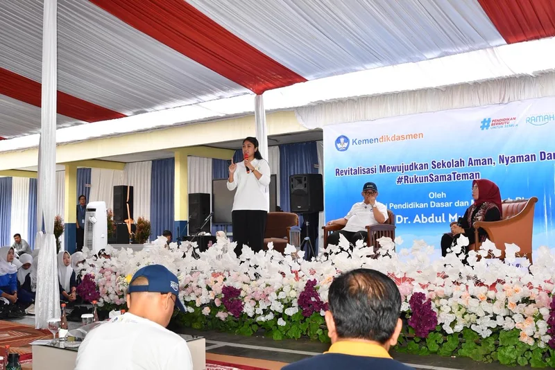 Bersama Mendikdasmen, Ratusan Murid Garut Deklarasikan Gerakan Rukun Sama Teman