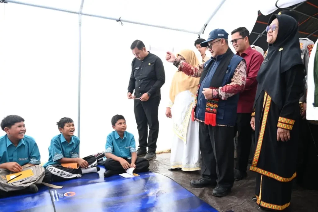 Gunakan Papan Digital di Kelas Darurat, Mendikdasmen Apresiasi Semangat Belajar Siswa