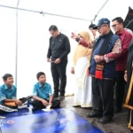 Gunakan Papan Digital di Kelas Darurat, Mendikdasmen Apresiasi Semangat Belajar Siswa