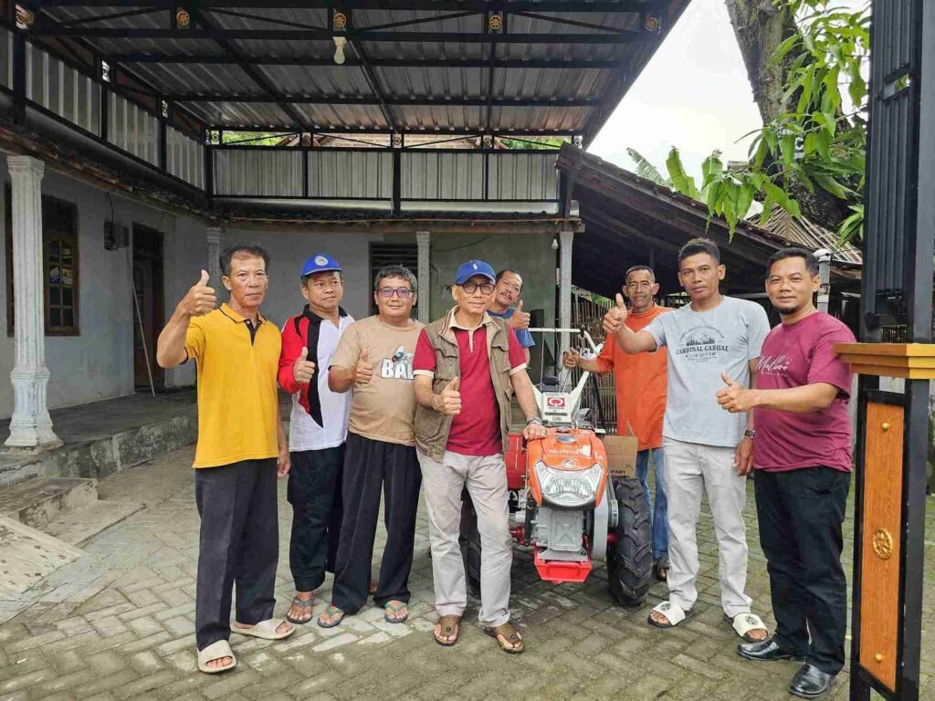 Suli Da’im Serahkan Bantuan Empat Alsintan di Ponorogo