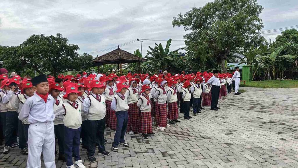Siswa SD Almadany Laksanakan Apel Pagi Sambut Semester Dua dengan Penuh Semangat dan Keceriaan