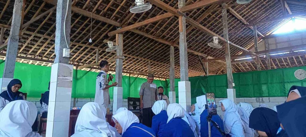 Belajar Merawat dengan Hati, Siswa SMK Muhammadiyah 1 Blitar Kunjungan Industri ke LKSLU Madania Lansia Bantul