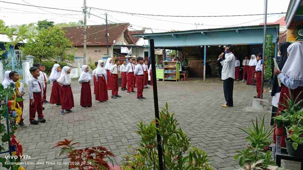 Upacara Bendera MIM 12 Centini Tetap Khidmat di Tengah Gerimis