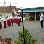 Upacara Bendera MIM 12 Centini Tetap Khidmat di Tengah Gerimis