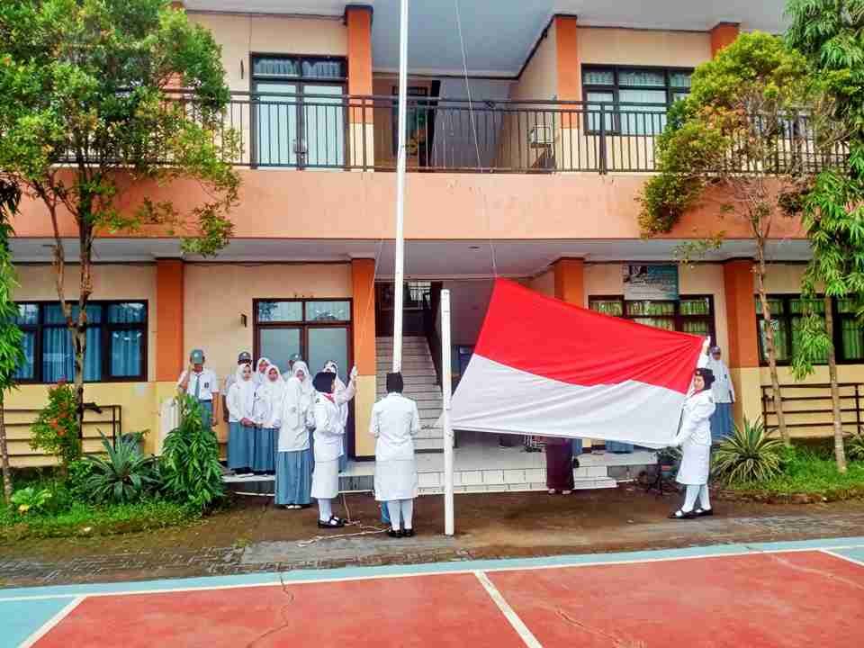 Pembina Upacara Tekankan Disiplin dan Pembiasaan Positif Peserta Didik Smamuga