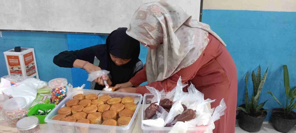 SD Muhammadiyah 1 Driyorejo Gresik Latih Kreativitas Siswa Menghias Cup Cake