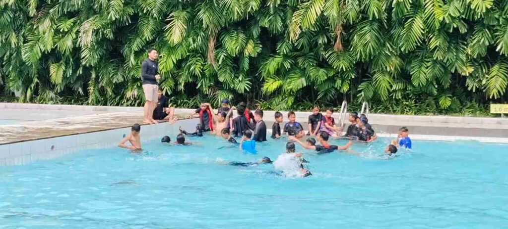 Siswa Kelas VI SD Almadany Jalani Asesmen Praktik Renang di Kolam Tirta Gresik