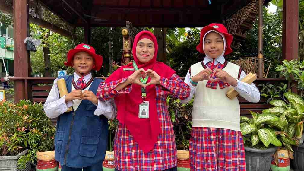 Reward Kepala SD Almadany untuk PDS Teladan