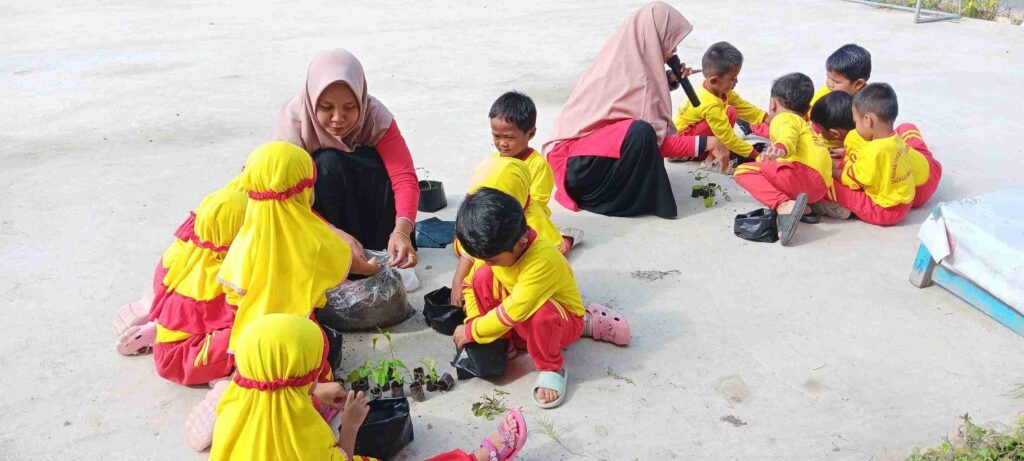 Outing Class Menanam Asyik, Siswa KB PAUD ’Aisyiyah 1 Turi Belajar Cinta Alam Sejak Dini