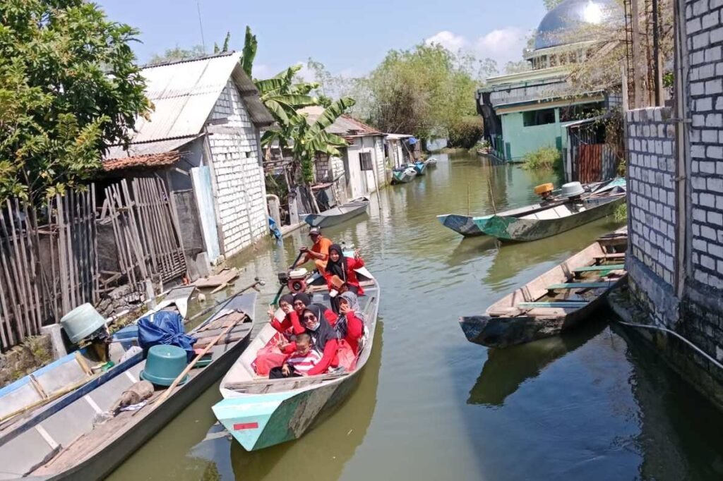 Kolaborasi Aksi Sosial IAI Lamongan, Forkom RS Muhammadiyah, dan Relawan Muhammadiyah Karangbinangun Tembus Banjir Bengawan Jero