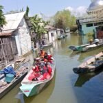 Kolaborasi Aksi Sosial IAI Lamongan, Forkom RS Muhammadiyah, dan Relawan Muhammadiyah Karangbinangun Tembus Banjir Bengawan Jero
