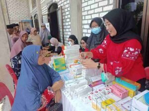 Bakti Sosial Peduli Banjir Bengawan Jero, PCM Karangbinangun Gandeng IAI Lamongan dan Forkom RS Muhammadiyah
