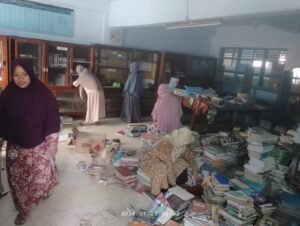 Jelang Semester Genap, Guru MadtsaMutu Pondok Modern Paciran Guyub Rukun Kerja Bakti Bersihkan Sekolah
