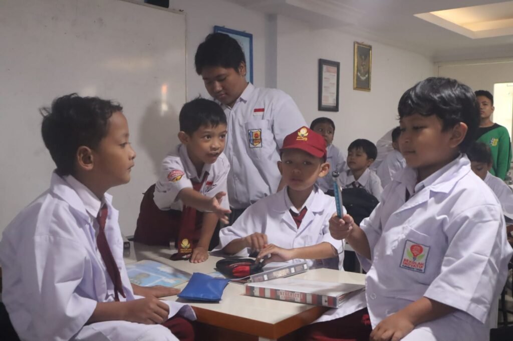 Siswa Sekolah Inovatif Jagir Belajar Mengukur dengan Alat Tidak Baku