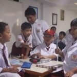 Siswa Sekolah Inovatif Jagir Belajar Mengukur dengan Alat Tidak Baku