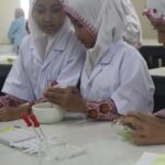 Belajar Sains di Kampus, Siswa SD Muhammadiyah 7 Surabaya Uji Nutrisi Makanan
