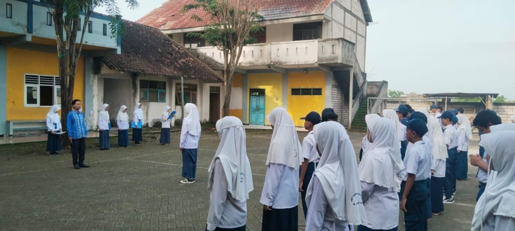 Tegaskan Disiplin dan Semangat Belajar, Pembina Apel SMP MuGaLasKa Ajak Siswa Perbaiki Sikap dan Pola Pikir