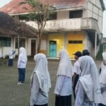 Tegaskan Disiplin dan Semangat Belajar, Pembina Apel SMP MuGaLasKa Ajak Siswa Perbaiki Sikap dan Pola Pikir