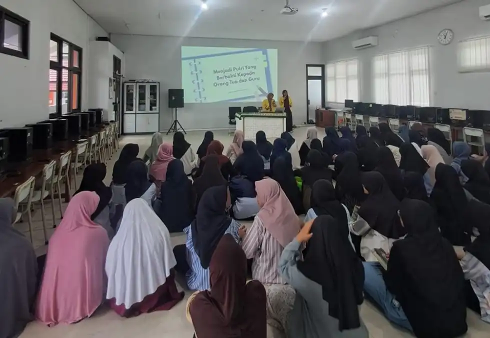 Kegiatan Keputrian SMP Muhammadiyah 12 Gresik Bahas Bakti kepada Orang Tua dan Guru