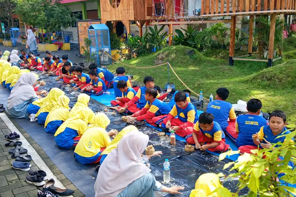 Kegiatan Kokurikuler Tanah Liat Jadi Sarana Pembelajaran Kreatif di SD Muhammadiyah 2 Tulangan