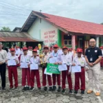 Ketua LPO PP Muhammadiyah Serahkan Trofi Lomba Olahraga Tradisional di SD Muhammadiyah Kalipakem I Bantul