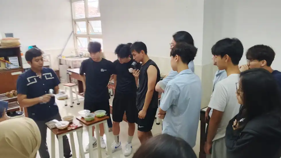 Lewat Permainan Tradisional dan Kuliner Bakso, Spemma Pucang Kenalkan Budaya Indonesia kepada Siswa Korea