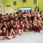 Program Guest Teacher SD Mutu: Bunda Entristika Ajarkan Seni Membaca Puisi