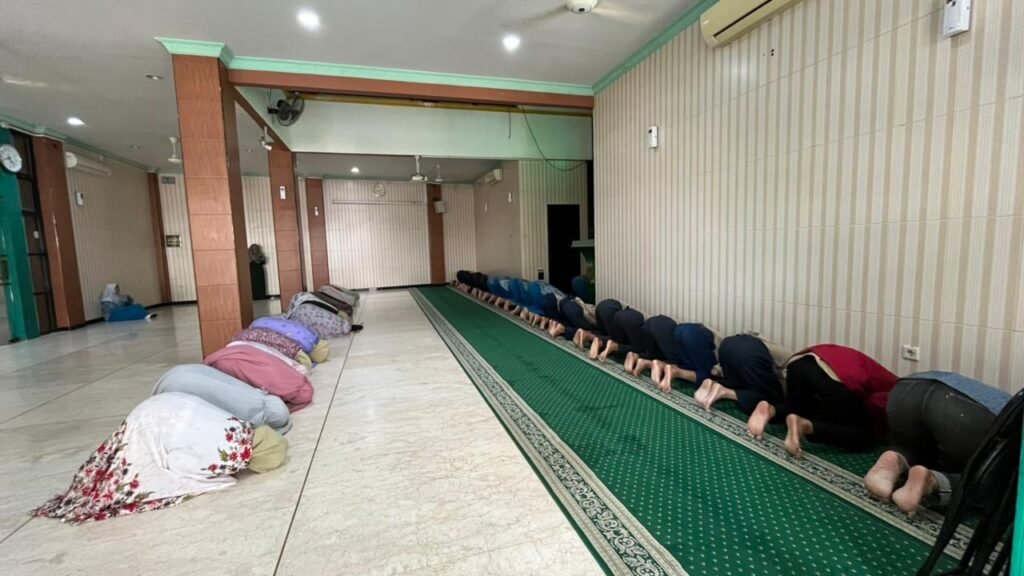 Sholat Dhuha Bersama Siswa SMP Muhammadiyah 13 Surabaya: Penguatan Spiritual di Masa Remidi