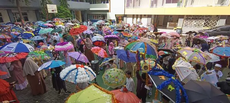 Lautan Payung Hias Kreatif Warnai Peringatan Isra Mikraj di SD Musix