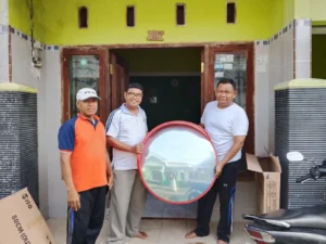 SD Almadany Kedanyang Serahkan Bantuan Kaca Cembung untuk Kelancaran Lalu Lintas