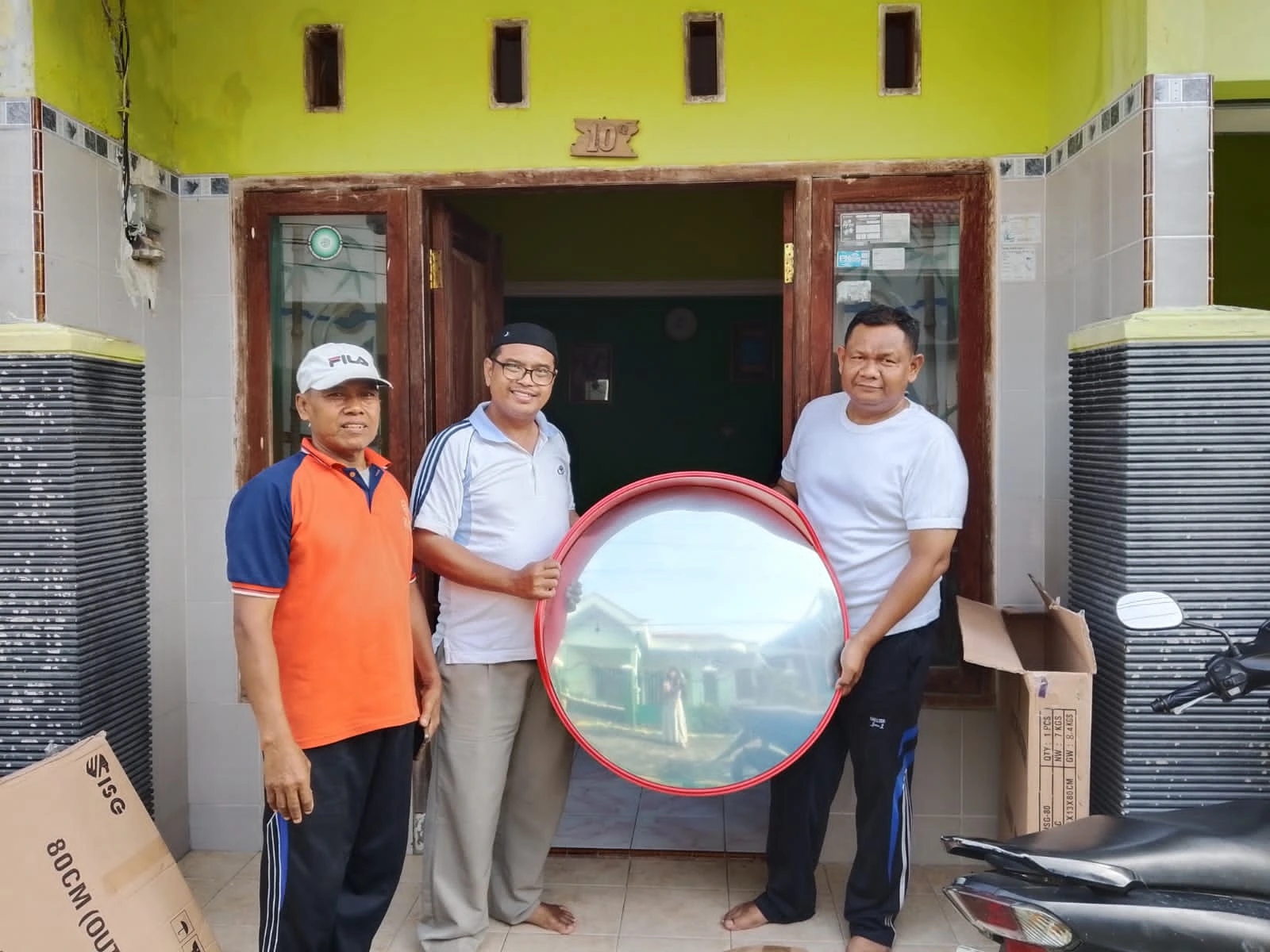SD Almadany Kedanyang Serahkan Bantuan Kaca Cembung untuk Kelancaran Lalu Lintas