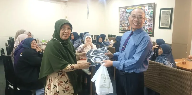 Sandal “Bilal bin Rabbah”, Oleh-Oleh Umrah Penuh Makna dari Kepala SD Musix