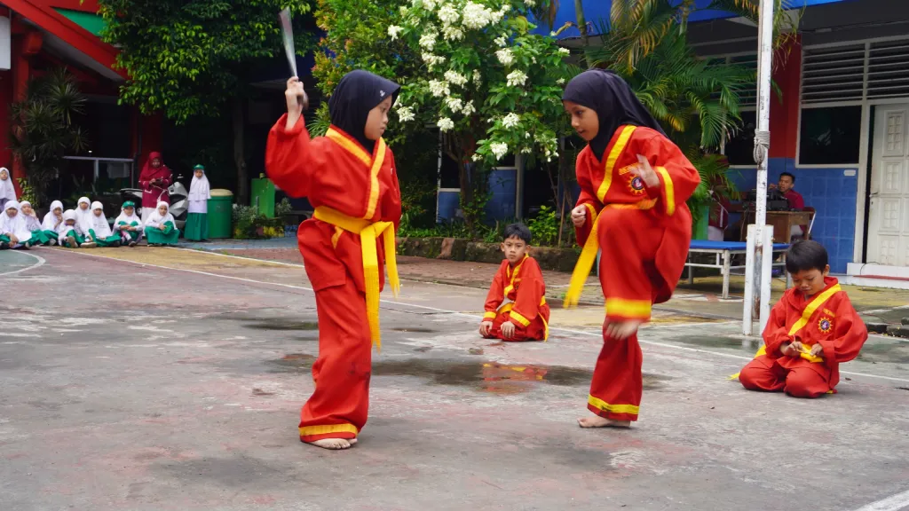 Aksi Pesilat Cilik SD Mugres Buka Hari Pertama Semester Dua