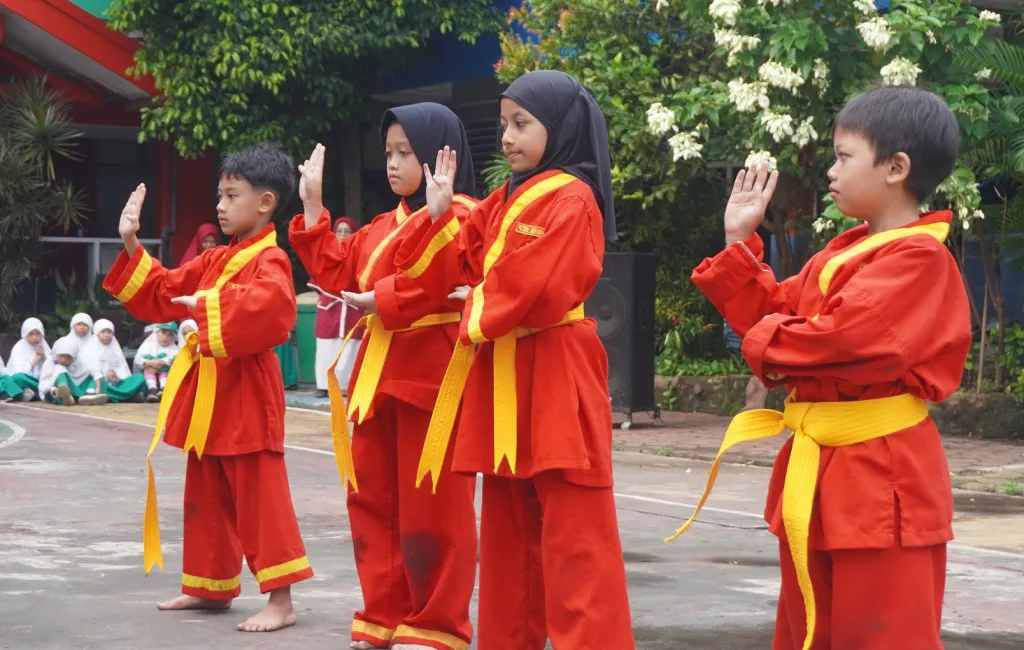 Aksi Pesilat Cilik SD Mugres Buka Hari Pertama Semester Dua