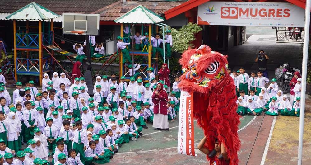 Barongsai Sambut Hari Pertama Semester Dua, Murid SD Mugres Terpukau
