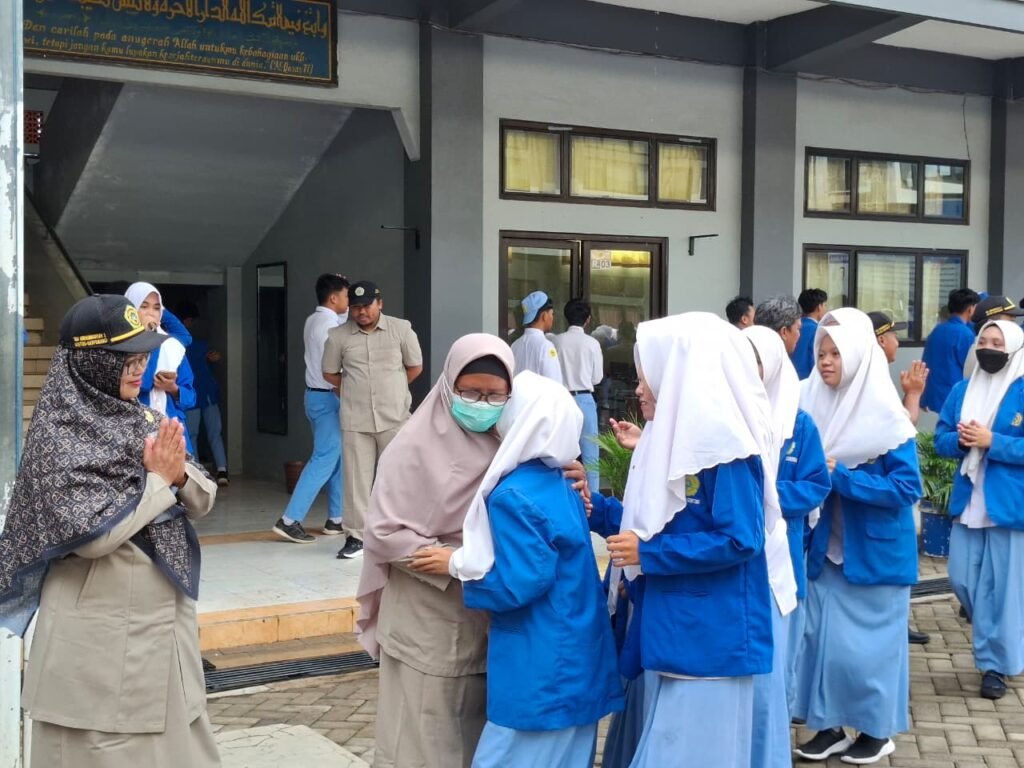 Tradisi SMA Muha Genteng Lepas Guru Purnatugas dengan Upacara