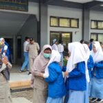 Tradisi SMA Muha Genteng Lepas Guru Purnatugas dengan Upacara