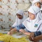 Siswa SD Muhammadiyah 18 Surabaya Menyelami Belajar di Dapur Pia Mahen