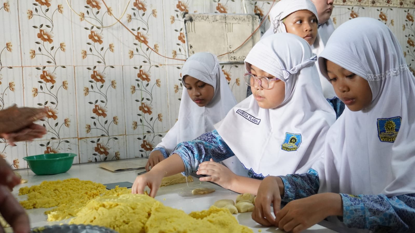 Siswa SD Muhammadiyah 18 Surabaya Menyelami Belajar di Dapur Pia Mahen